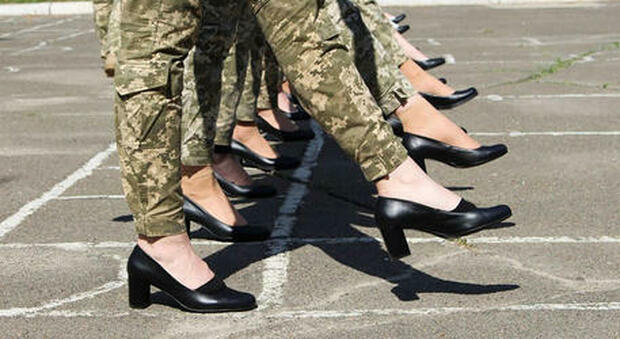 Le soldatesse ucraine costrette a marciare in tacchi