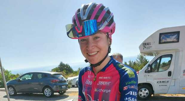 Una "maestra" al Giro, Letizia Brufani porta la bicicletta in classe