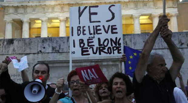 Atene in piazza per il “sì” all'accordo: «Tsipras ci porta alla rovina»