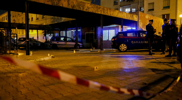 Napoli, sparatoria davanti al bar: in fin di vita un ragazzo di 23 anni