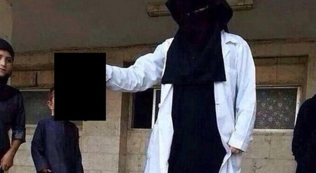Mujahidah Bint Osama con in mano la testa mozzata di un uomo