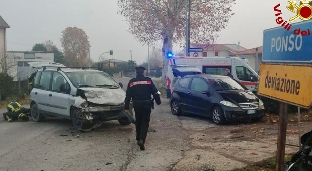 Scontro fra Fiat e Mercedes all'incrocio: due feriti
