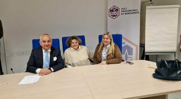 Filiberto Parente, Maria Giovanna Pagliarulo e Mariana Mastella al tavolo della presidenza provinciale Acli