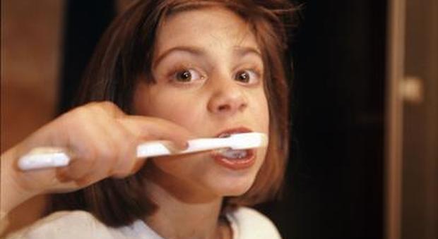 Lavarsi i denti: qual è il momento migliore per farlo senza danneggiarli