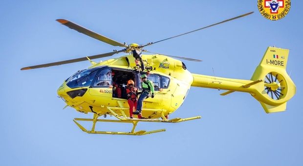 Scialpinista cade nel canalone: con l'elicottero portato in ospedale