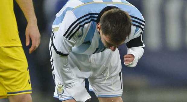 Ansia per Messi dopo il malore in campo. Martino: "Non è normale che vomiti"