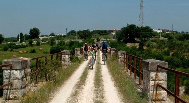 In Puglia si pedala sull'acquedotto. La pista ciclabile corre lungo il fiume
