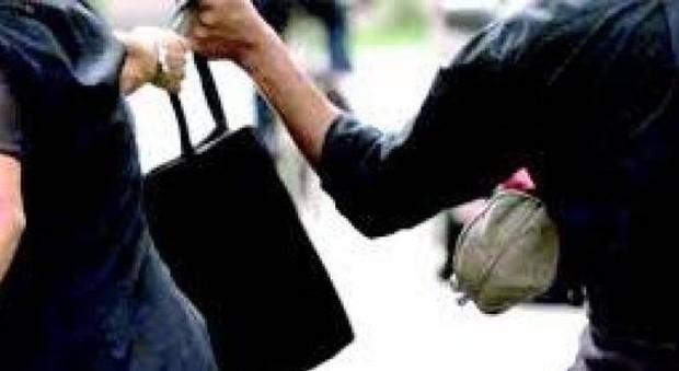 Aggressione per la borsetta: il rapinatore è uno studente di 15 anni