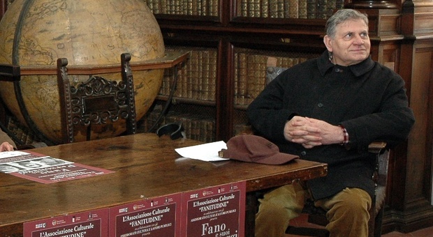 Il compianto professor Franco Battistelli nella Sala dei globi della biblioteca Federiciana