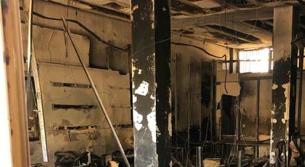 Il negozio letteralmente distrutto dalle fiamme