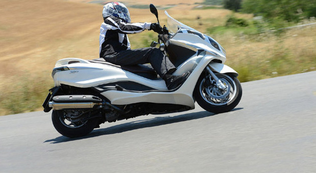 La nuova versione con motore 500 cc dello scooter X10 della Piaggio