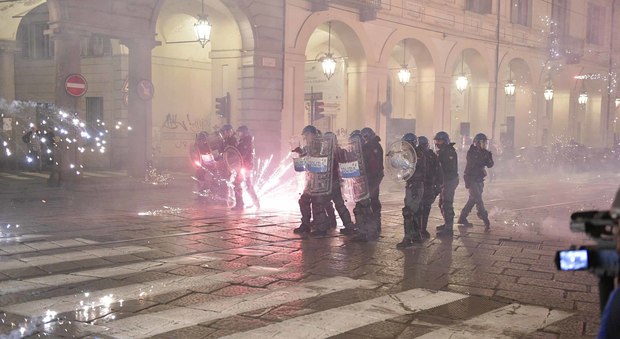 Torino, scontri durante i cortei anti G7. Cariche della polizia: due fermati, uno è minorenne. Occupata l'Università