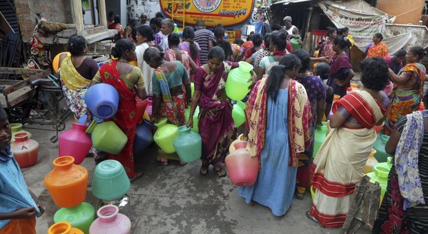 La grande siccità strangola l'India: 20 mila villaggi evacuati, dighe a secco e acqua potabile razionata per 330 milioni di persone