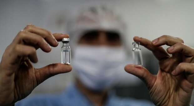 Vaccino, Speranza: «Grande campagna a gennaio». Il Cts contro Crisanti
