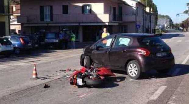 Venezia, si schianta contro la fiancata dell'auto: muore motociclista