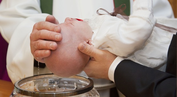 Acido al posto dell'acqua santa durante il battesimo: bimba di 8 mesi in ospedale