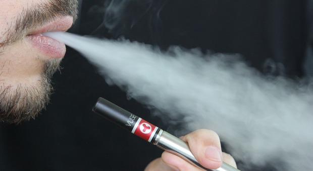 Annunciato divieto per le sigarette elettroniche usa e getta: «Danneggiano la salute e l'ambiente»