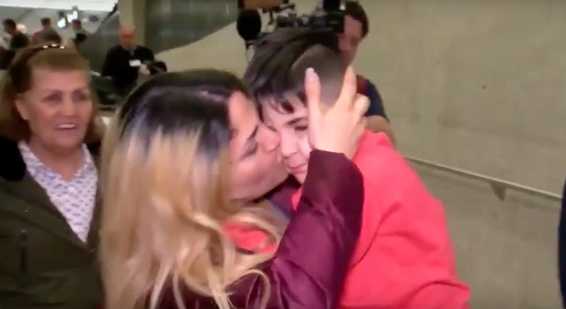Usa, il bimbo iraniano trattenuto in aeroporto riabbraccia la madre: il video fa il giro del web