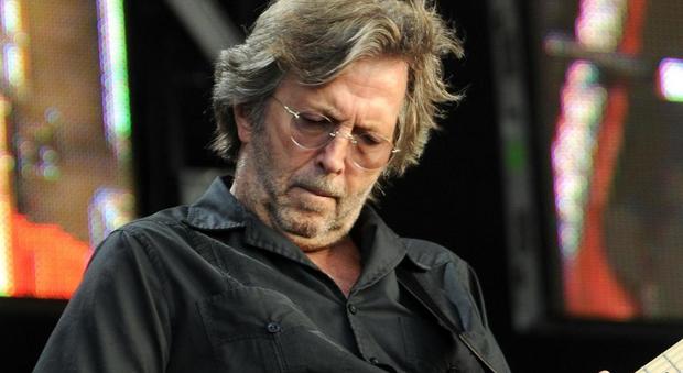Il dramma di Eric Clapton: "Sto diventando sordo". La rockstar ha problemi anche alle mani