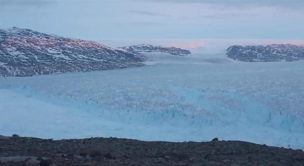Groenlandia, enorme iceberg si stacca dal ghiacciaio