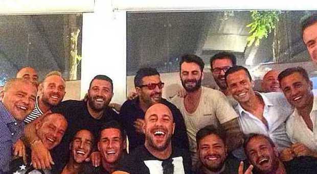 Pepe Reina torna a Napoli e festeggia con i fratelli Cannavaro, Callejon e Mesto