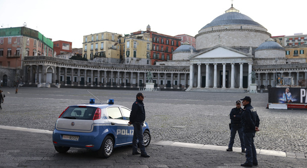 Napoli, musicista di strada suona senza mascherina e aggredisce gli agenti: denunciato