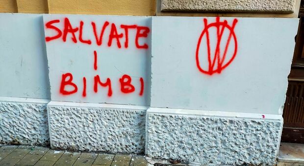 Bari, sui muri delle scuole compaiono scritte no vax: «Non toccate i bambini»