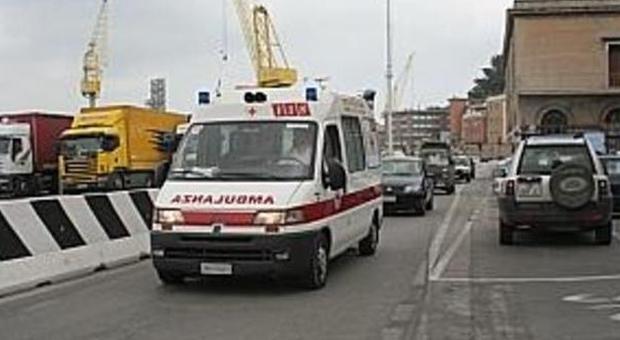Un'ambulanza in porto