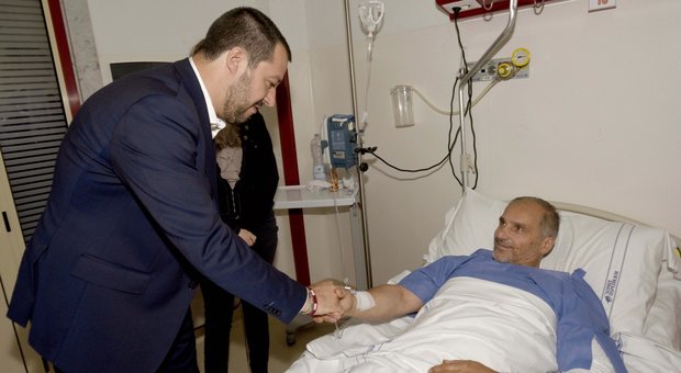 Ragazzo ucciso da agente, Salvini visita il poliziotto ferito: «Capisco la mamma della vittima, ma io sto con la divisa»