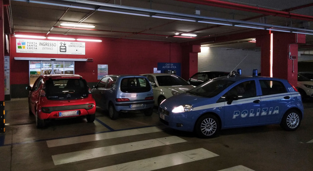 Urbino, tentano di rubare nelle auto in sosta: nei guai due neomaggiorenni