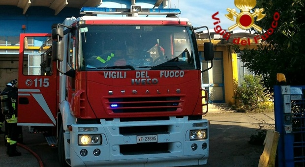 Paura in centro a Paese: incendio all'ex Lunazzi