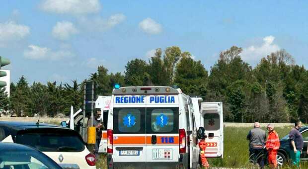 Incidente stradale sulla 275, auto contro ambulanza: la paziente a bordo trasportata al Vito Fazzi da un'altra automedica