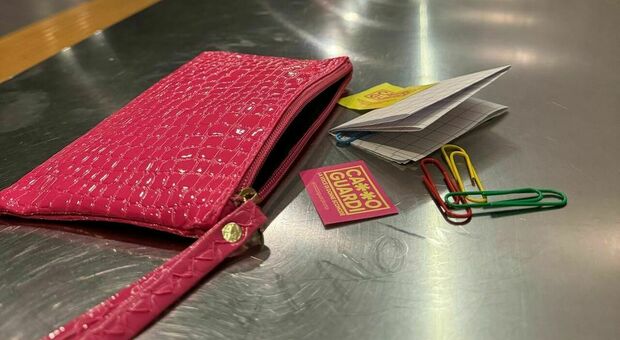 La pochette rosa "C***o guardi?" contro le molestie sulle donne: l'iniziativa nella metro di Roma