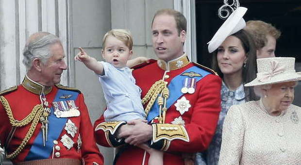 La Regina Elisabetta II con il figlio Carlo, il principe William, Kate Middleton e il piccolo George
