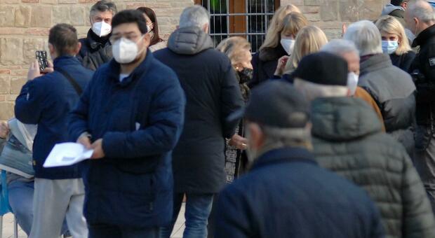 Bologna, punta la pistola contro un passante per fargli indossare la mascherina: lite in strada