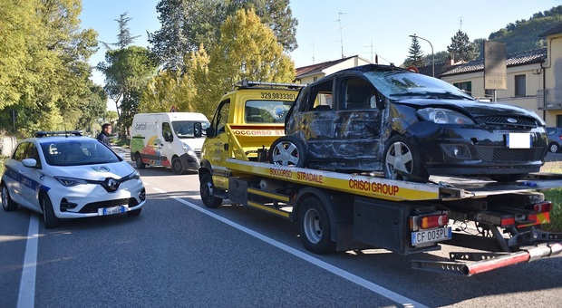 Pesaro, quattro feriti nell'incidente: due ragazzi soccorsi dall'eliambulanza. Il traffico del mattino va in tilt