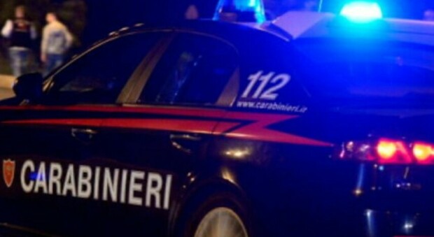 Uomo trovato morto in un garage, mistero ad Aosta: «Probabile omicidio». Sul corpo ferite da taglio