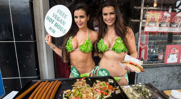 Le sexy modelle in bikini preparano hot-dog in strada: ecco perché