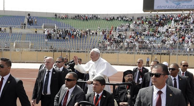 Il Papa al Cairo, messa allo stadio: «Meglio un ateo che un ipocrita»