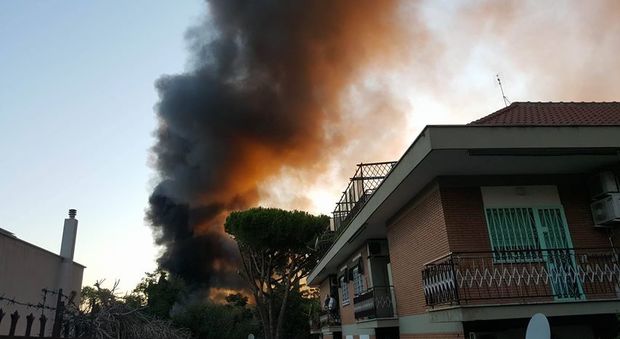Roma, deposito in fiamme tra i palazzi: paura sulla Togliatti