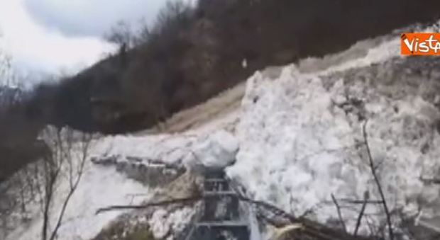 Un fiume di neve si stacca dalla montagna e sfiora i motociclisti, isolato un paese