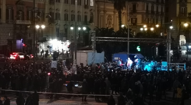 Napoli: poche centinaia in piazza Dante, il flop delle Sardine anti-Salvini. Blitz e contestazioni sul palco