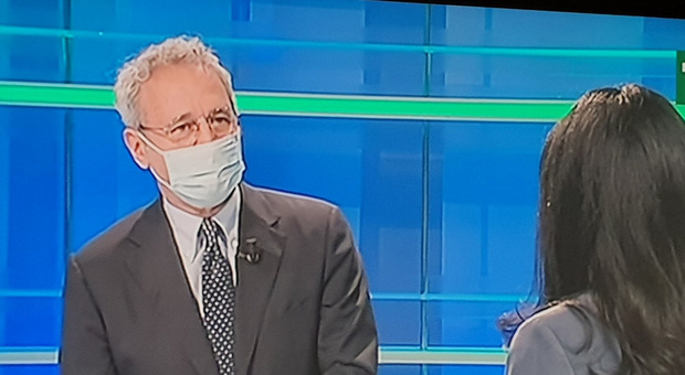 Covid, Enrico Mentana primo conduttore in tv con la mascherina. «Bisogna dare il buon esempio»