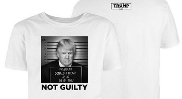 Trump, t-shirt con la foto segnaletica (falsa) in vendita on line: ecco quanto costa
