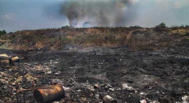 Terra dei fuochi, denunciato vigilante per l'incendio nella discarica di Giugliano