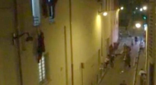 La disperazione della donna aggrappata alla finestra del Bataclan: "Sono incinta"