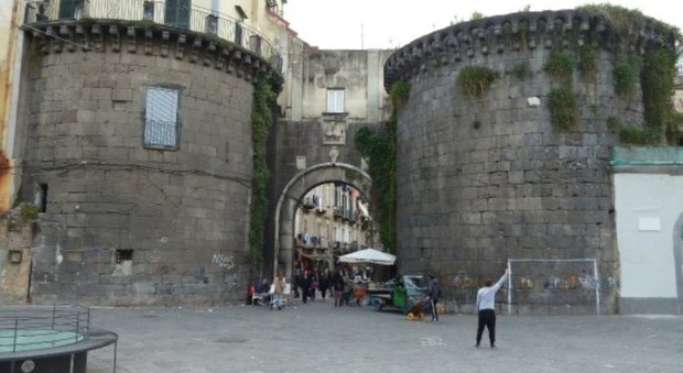 Napoli, 45enne finisce in ospedale: picchiato per rapina a Porta Nolana