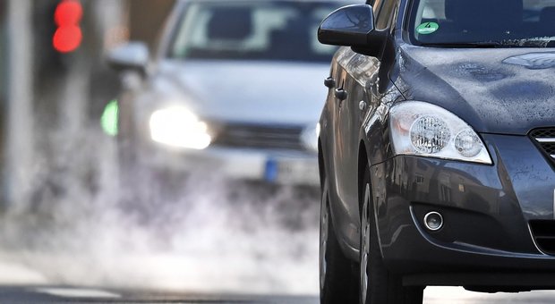 Smog, Euro 3 ed Euro 4 banditi dalle strade: concessionarie prese d'assalto per l'auto nuova