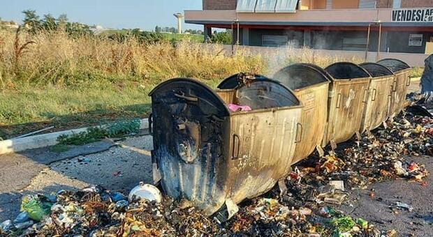 Cassonetti dati alle fiamme, cittadini esasperati dall'emergenza rifiuti