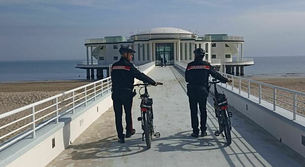 Carabinieri in bicicletta a Senigallia: sono i primi nelle Marche. Centro e lungomare sorvegliati speciali